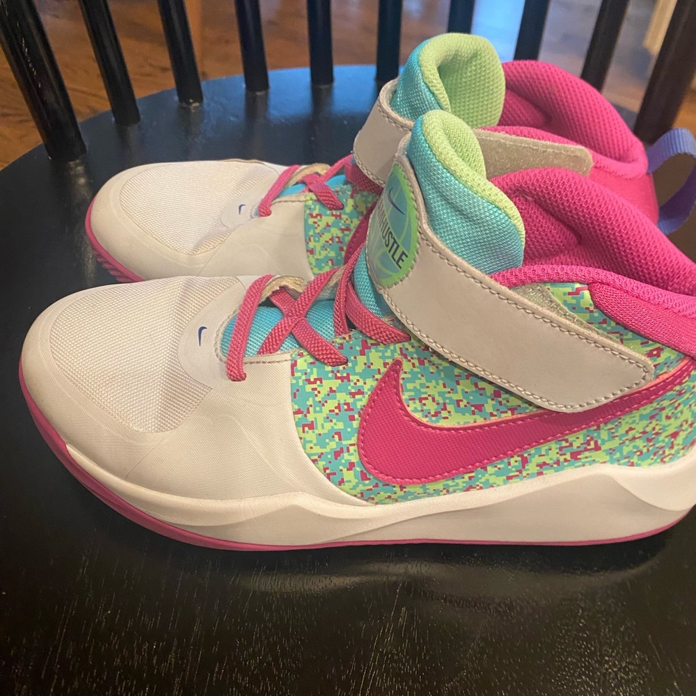 Nike grade school team hustle d9 basketball shoes. Size 3.